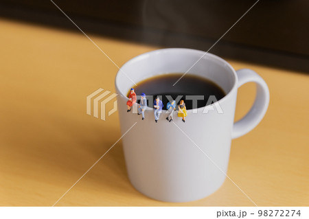 コーヒーとくつろぐ人々 98272274
