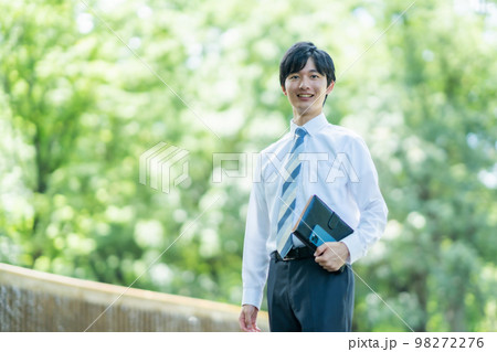 新緑の中を軽装で歩くフレッシュマン 98272276