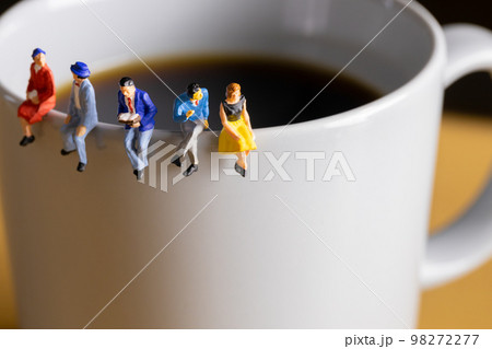 コーヒーとくつろぐ人々 コーヒーとくつろぐ人々 98272277