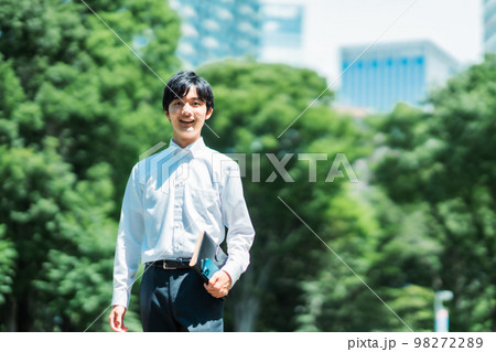 強い日差しの中外回り営業をするビジネスマン 強い日差しの中外回り営業をするビジネスマン 98272289