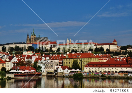 カレル橋のプラハ旧市街の街並み 98272308