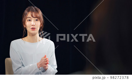 インタビューを受ける女性 インタビューを受ける女性 98272378