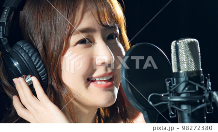 スタジオでレコーディングする女性歌手 98272380