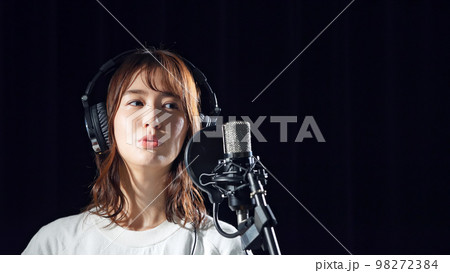 スタジオでレコーディングする女性歌手 スタジオでレコーディングする女性歌手 98272384