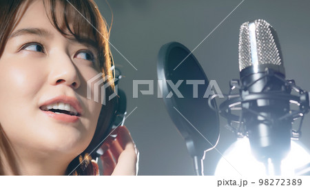 スタジオでレコーディングする女性歌手 98272389