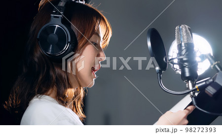 台本を読み上げる女性 声優 ナレーター 台本を読み上げる女性 声優 ナレーター 98272393