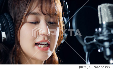 スタジオでレコーディングする女性歌手 98272395