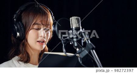 台本を読み上げる女性　声優　ナレーター 98272397