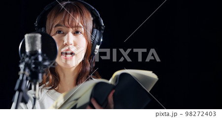 台本を読み上げる女性 声優 ナレーター 台本を読み上げる女性 声優 ナレーター 98272403