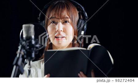 台本を読み上げる女性　声優　ナレーター 98272404