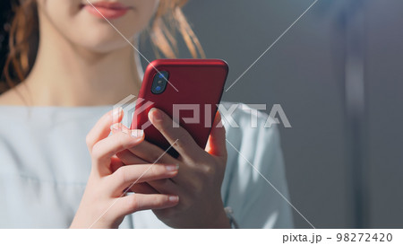 スマホを使う女性 98272420