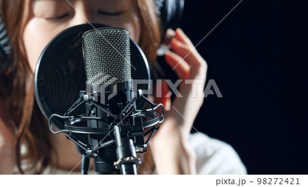 スタジオでレコーディングする女性歌手 98272421