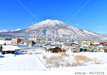 黒姫駅周辺、黒姫山方面を望む(長野県信濃町)【2023.1】 98272529