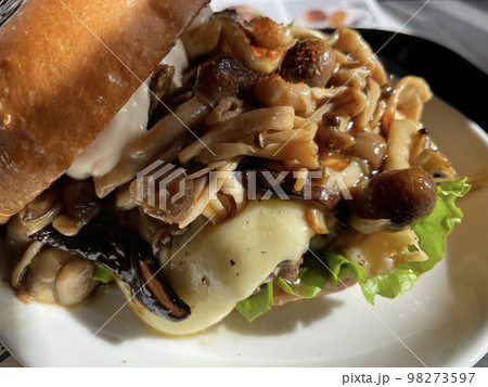 きのこチーズバーガー(しいたけ・しめじ入り) きのこチーズバーガー(しいたけ・しめじ入り) 98273597