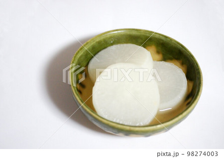 大根の　昆布だし煮　と　自作の器 98274003