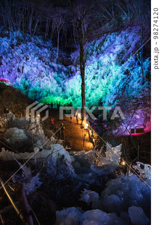 秩父三大氷柱・あしがくぼの氷柱ライトアップ 98274120