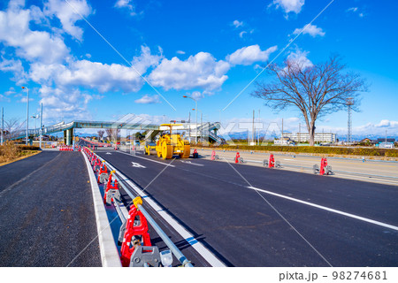 幹線道路の車線を増やす工事 国道17号上武道路下り方向 2022.12下　a-2 高彩度 98274681