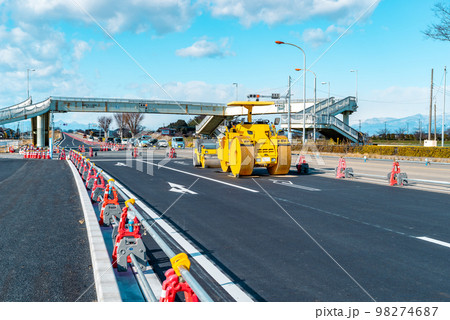幹線道路の車線を増やす工事 国道17号上武道路下り方向 2022.12下　b-3 ライトトーン 98274687