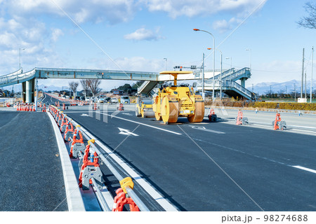 幹線道路の車線を増やす工事 国道17号上武道路下り方向 2022.12下　b-4 クールカラー 98274688