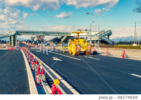 幹線道路の車線を増やす工事 国道17号上武道路下り方向 2022.12下　b-5 暖色加味 98274689