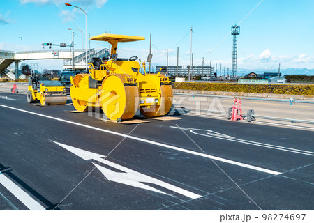 幹線道路の車線を増やす工事 国道17号上武道路下り方向 2022.12下 d-3 ライトトーン 幹線道路の車線を増やす工事 国道17号上武道路下り方向 2022.12下 d-3 ライトトーン 98274697
