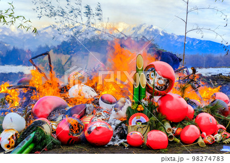 燃えるダルマと武尊山 98274783
