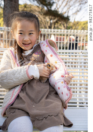 小動物を抱っこする女の子 小動物を抱っこする女の子 98275817