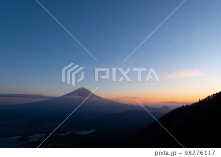 夕暮れの富士山　新道峠 98276117