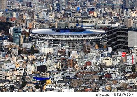 【東京都】晴天下の新国立競技場 98276157