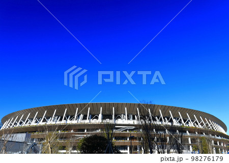 【東京都】晴天下の新国立競技場 98276179