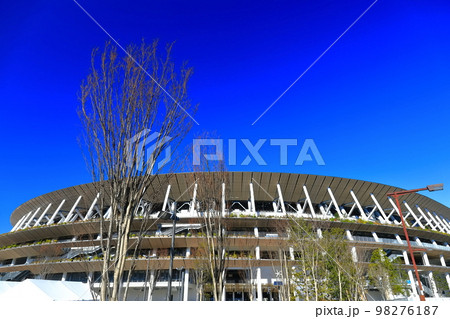 【東京都】晴天下の新国立競技場 98276187
