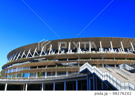 【東京都】晴天下の新国立競技場 98276202