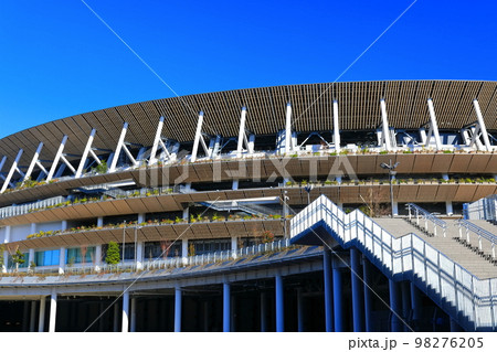 【東京都】晴天下の新国立競技場 【東京都】晴天下の新国立競技場 98276205