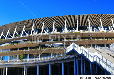 【東京都】晴天下の新国立競技場 98276206
