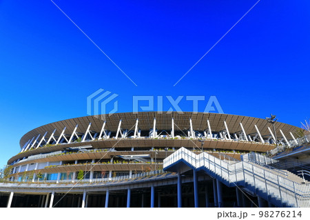 【東京都】晴天下の新国立競技場 98276214