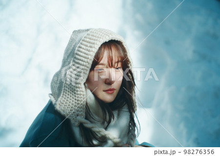 冬景色と女性 冬景色と女性 98276356