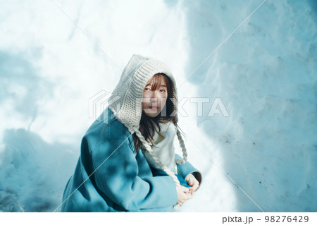 冬景色と女性 冬景色と女性 98276429