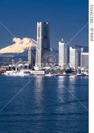 《神奈川県》横浜みなとみらいと富士山の風景 98276455