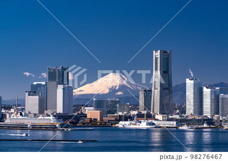 《神奈川県》横浜みなとみらいと富士山の風景 98276467