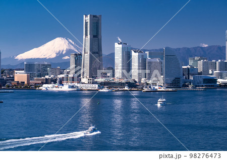 《神奈川県》横浜みなとみらいと富士山の風景 98276473
