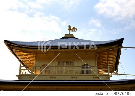 雪景色と青空の金閣寺 雪景色と青空の金閣寺 98276486