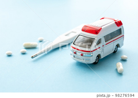 救急車と体温計　医療イメージ素材 98276594
