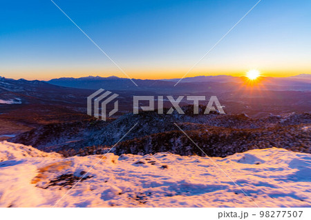 【夕焼け素材】冬の北横岳から見た日の入り【長野県】 【夕焼け素材】冬の北横岳から見た日の入り【長野県】 98277507
