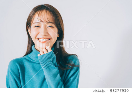 青いニットを着た女性 98277930