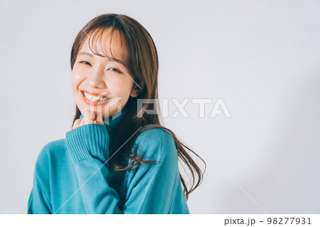 青いニットを着た女性 青いニットを着た女性 98277931