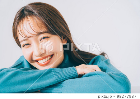 青いニットを着た女性 青いニットを着た女性 98277937