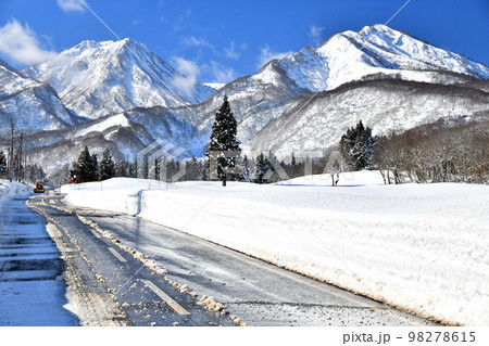 妙高山、神奈山(関温泉スキー場)方面を望む(新潟県妙高市)【2023.1】 98278615