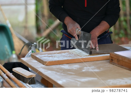 手打ち蕎麦　そば職人の手元 98278741