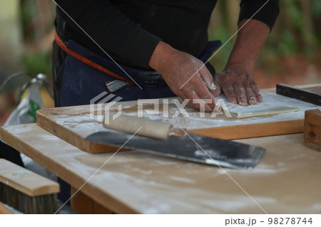 手打ち蕎麦　そば職人の手元 98278744