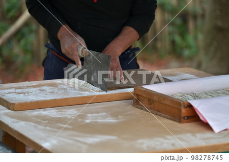 手打ち蕎麦　そば職人の手元 98278745